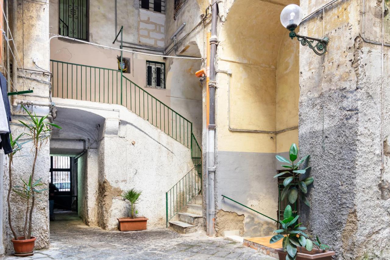 Oui Tree Apartment Napoli Bagian luar foto